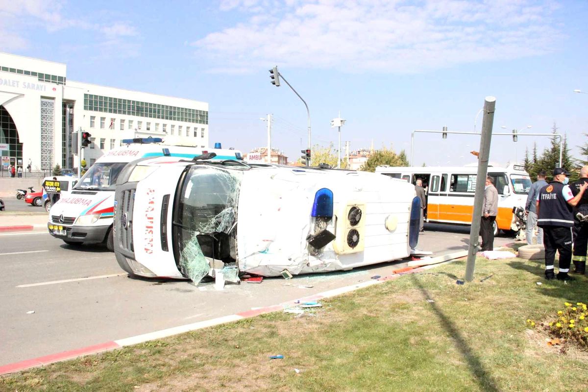 Karaman\'da ambulansın karıştığı kazada yaralanan 10 kişiden 5\'i taburcu edildi