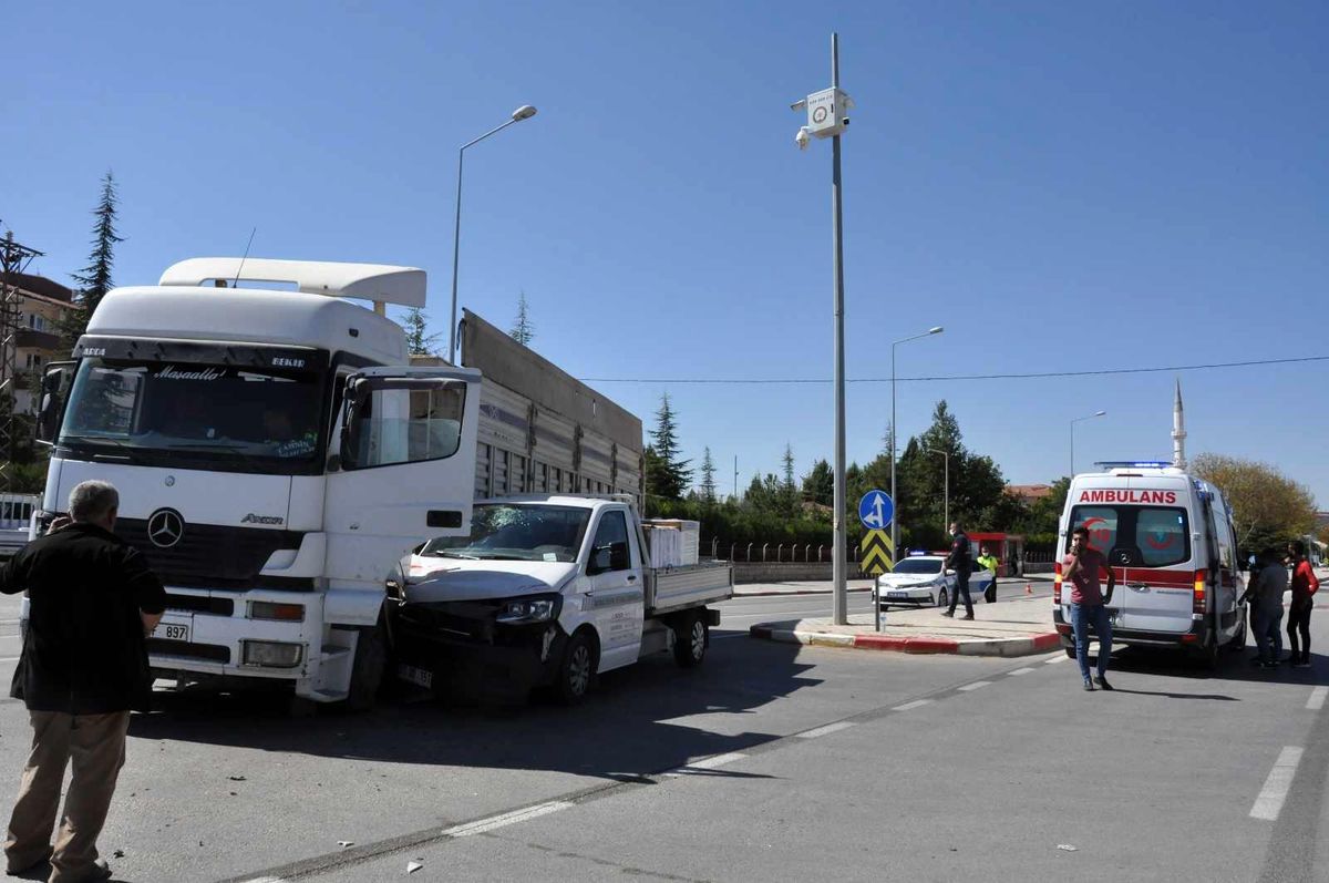 Karaman\'da kamyonet ile tır çarpıştı: 3 yaralı
