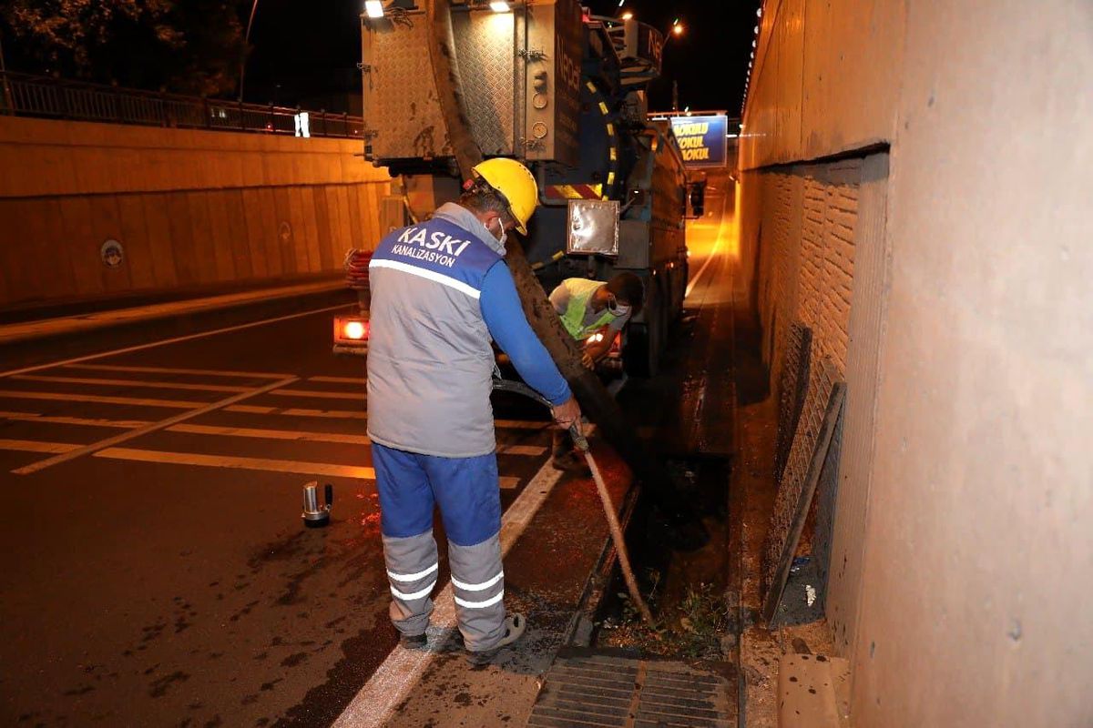 KASKİ\'den Yağmur Suyu Izgaralarına Temizlik
