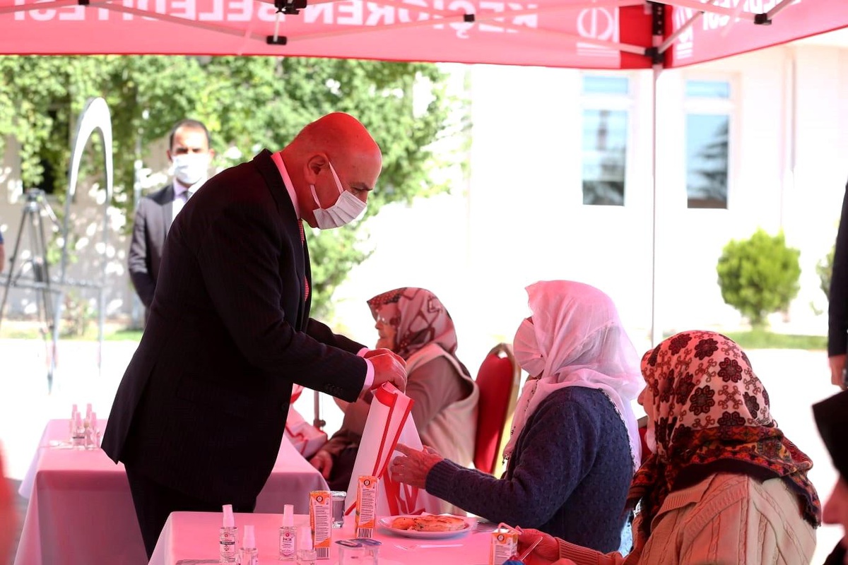 Keçiören Belediye Başkanı Altınok Yaşlılar Günü\'nü huzurevinde kutladı
