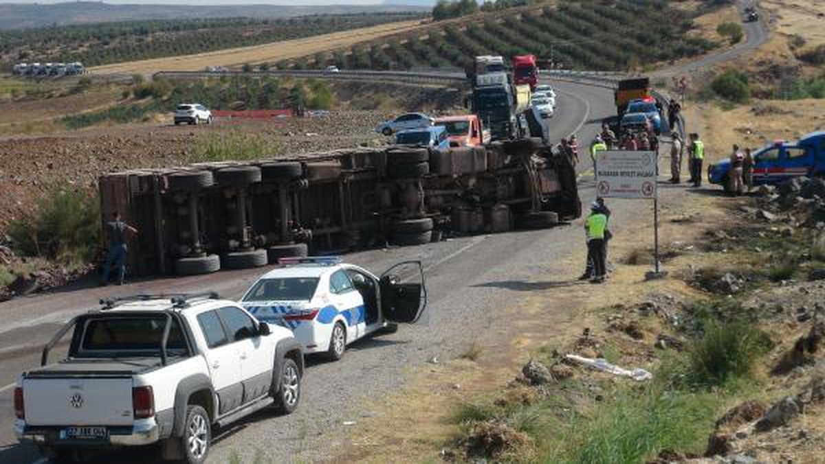 Son dakika haber | Kilis\'te, otomobil ile TIR çarpıştı: 4 ölü, 2 yaralı (2)