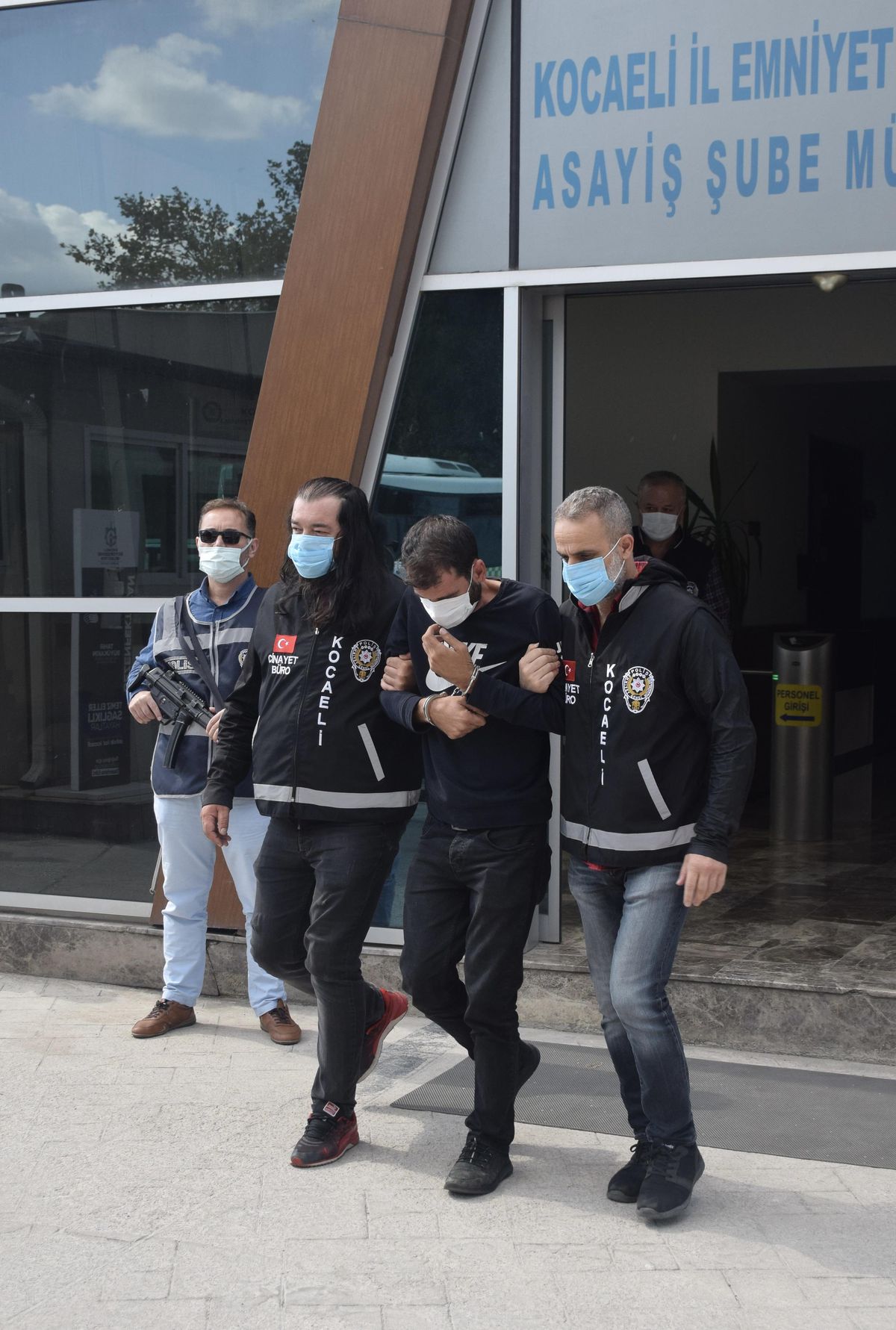 Kocaeli\'de cinayet zanlılarını cesedin yanındaki sandığın seri numarası ele verdi
