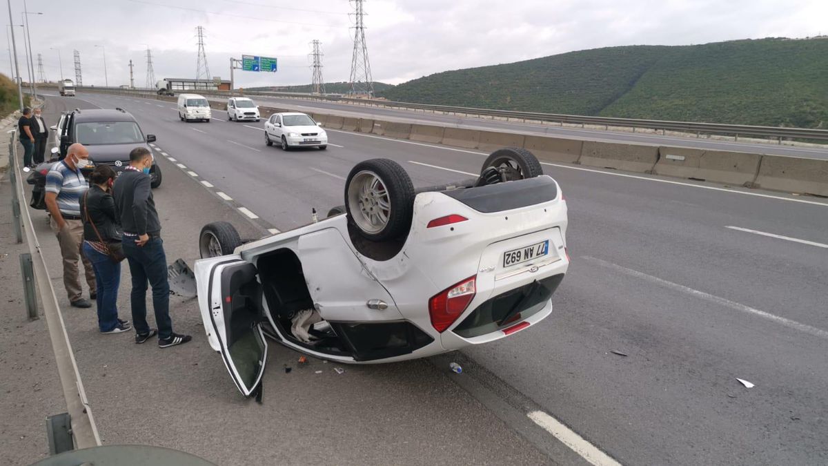 Kocaeli\'de devrilen otomobilin sürücüsü yaralandı