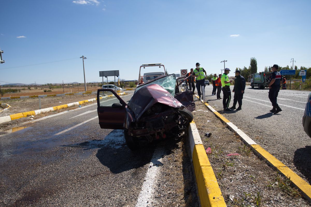 Konya\'da hafif ticari araçla otomobilin çarpışması sonucu 8 kişi yaralandı