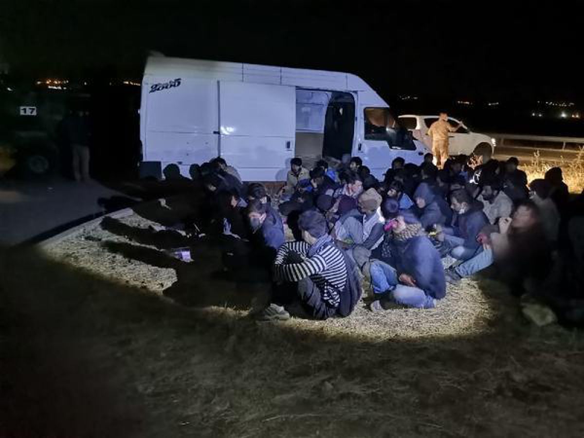 Kovalama sonucu durdurulan minibüsten 60 Afgan göçmen çıktı