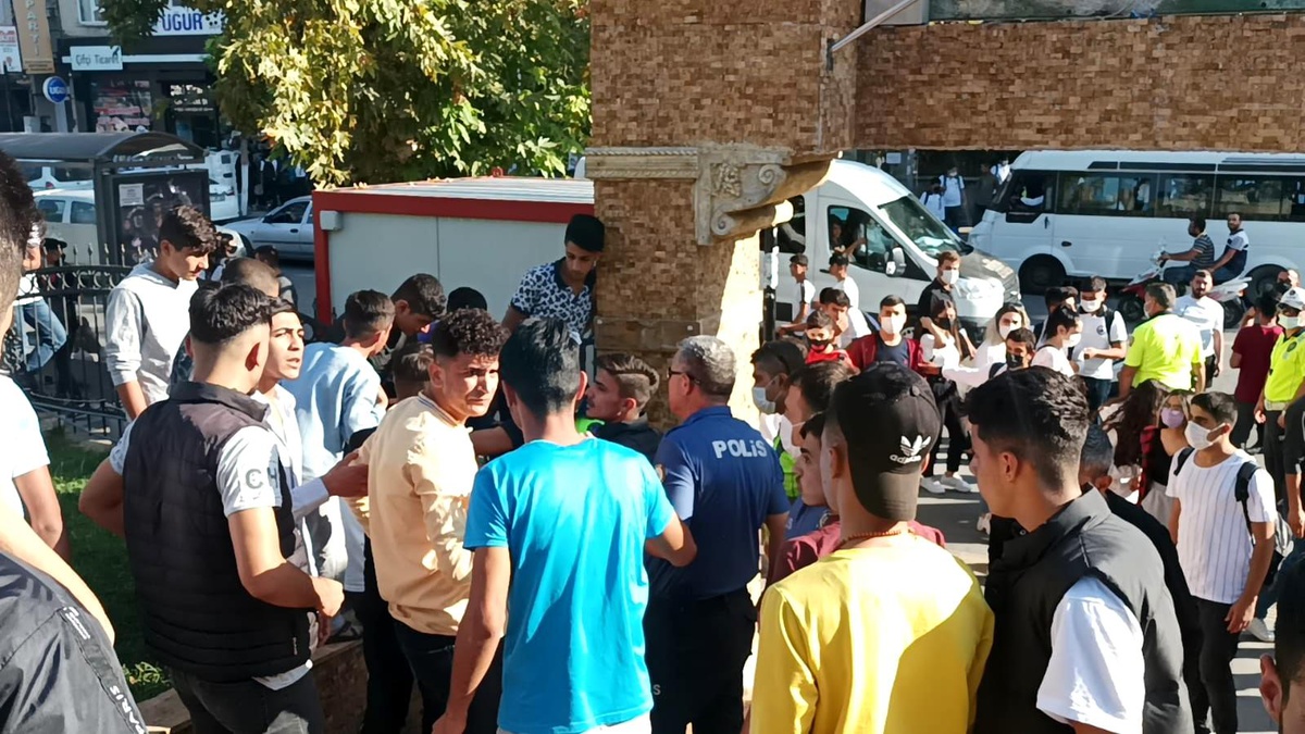 Lise öğrencilerin sopalı kavgasında 1 kişi yaralandı