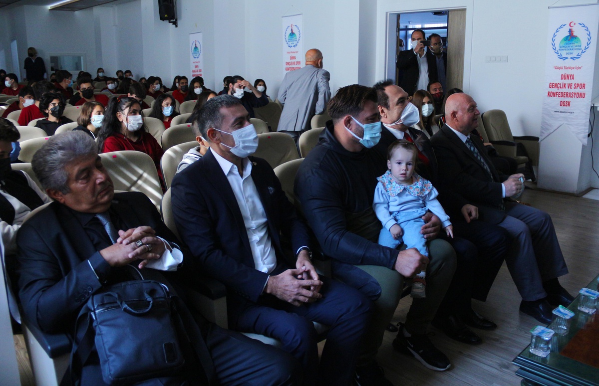 Milli güreşçi Rıza Kayaalp, öğrencilerle tecrübelerini paylaştı Açıklaması