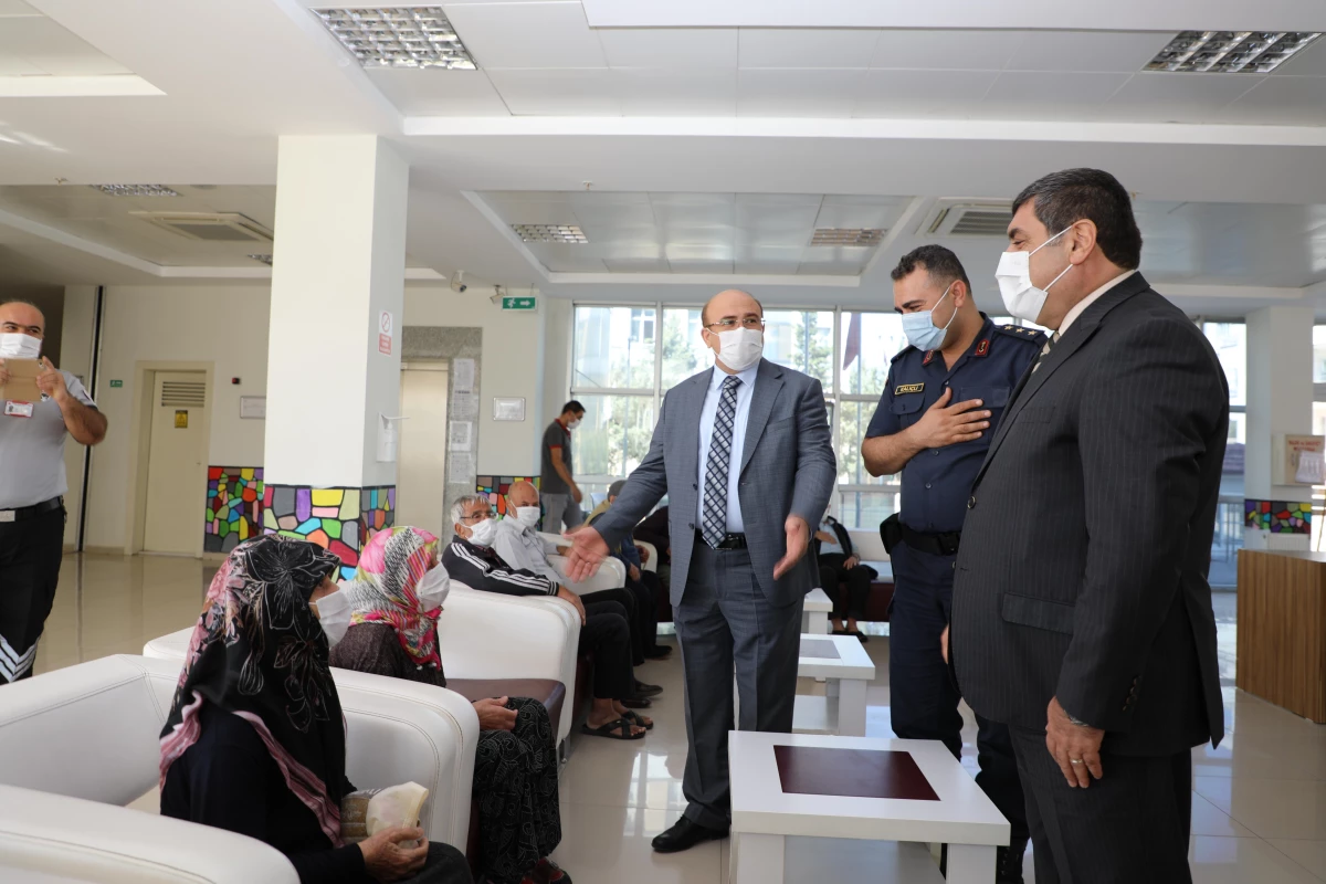 Nizip Kaymakamı Şahin ile Belediye Başkanı Sarı, yaşlıları ziyaret etti