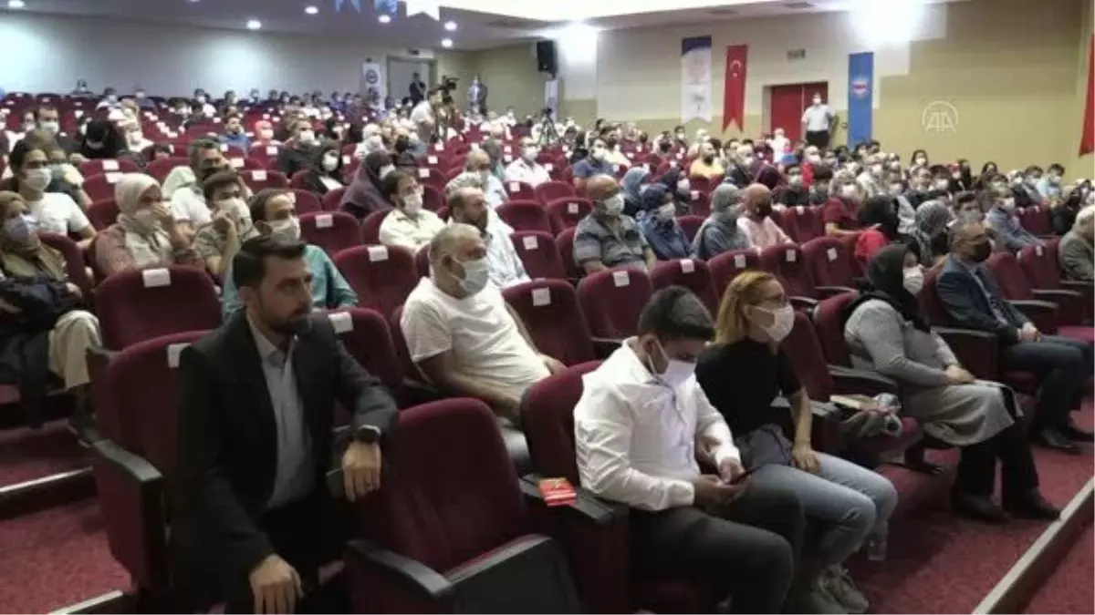 Şair ve yazar Nurullah Genç, "Cevizin Kabuğunu Kırmak" başlıklı konferans verdi