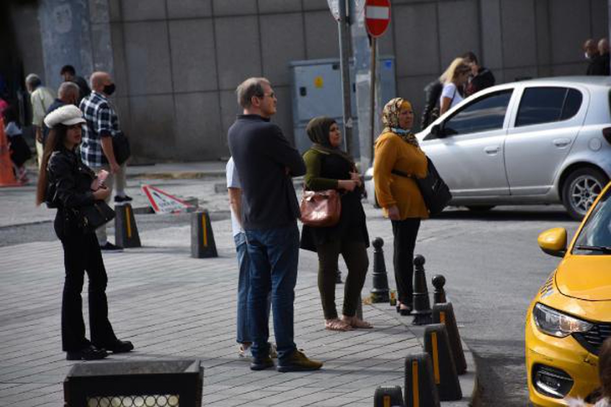 Taksim Meydanı\'nda taksicilere denetim; yine aynı manzara