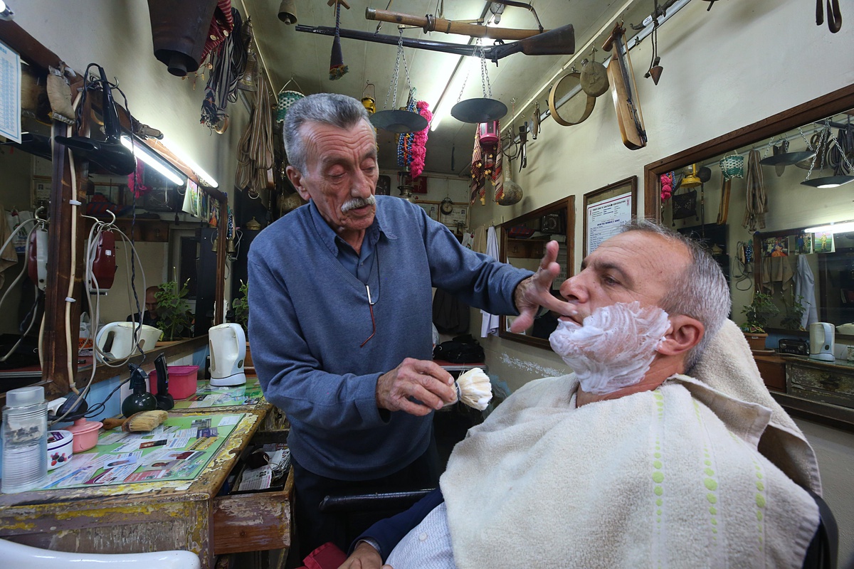 Tarih kokan dükkanında 52 yıldır "makas sallıyor"
