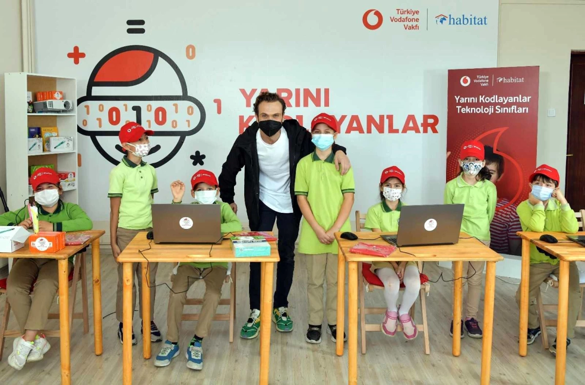 Vodafone ve Aras Bulut İynemli\'den köy okullarına destek