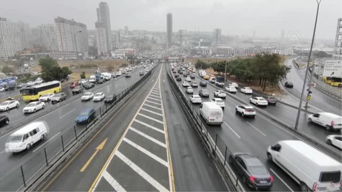 Yağışın etkisiyle trafik yoğunluğu yaşanıyor