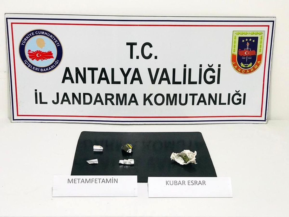 Zehir taciri, satışa hazır uyuşturucu maddeler ile ilkokul yanında yakalandı
