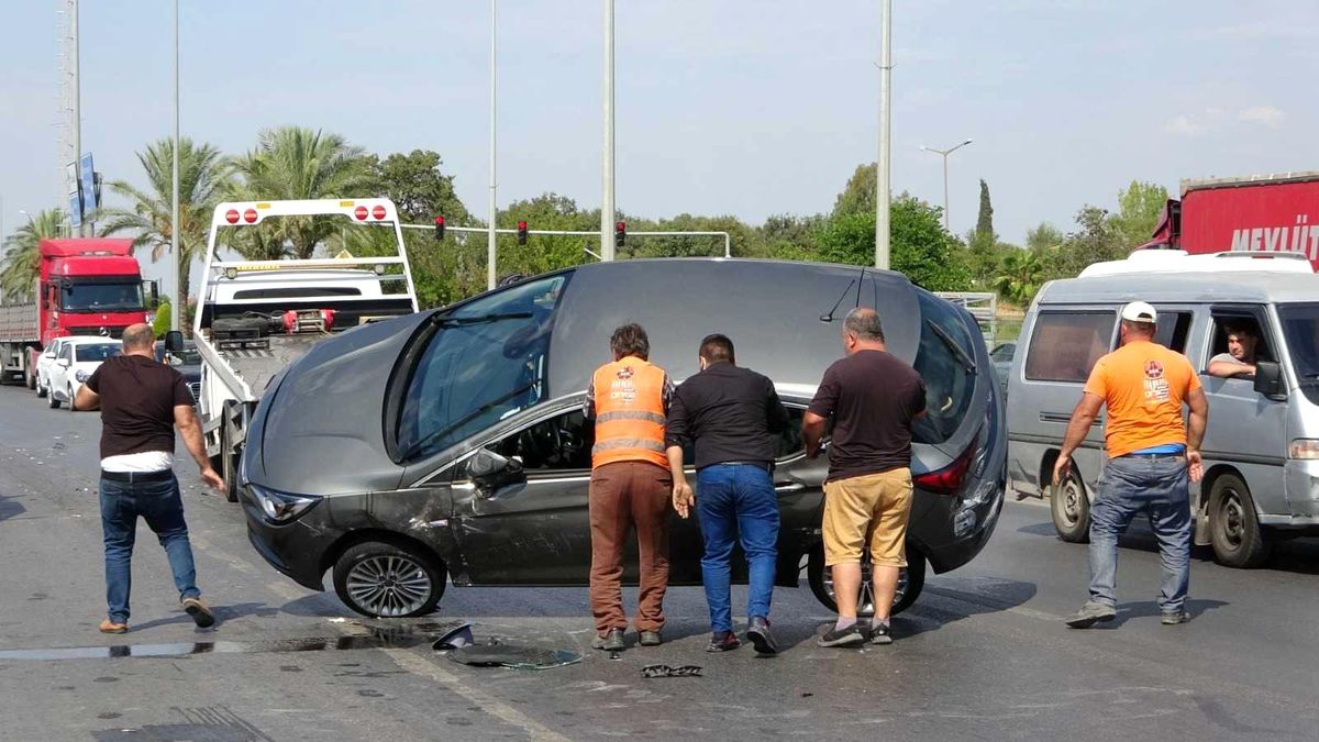 Antalya\'da otomobil tıra çarptı