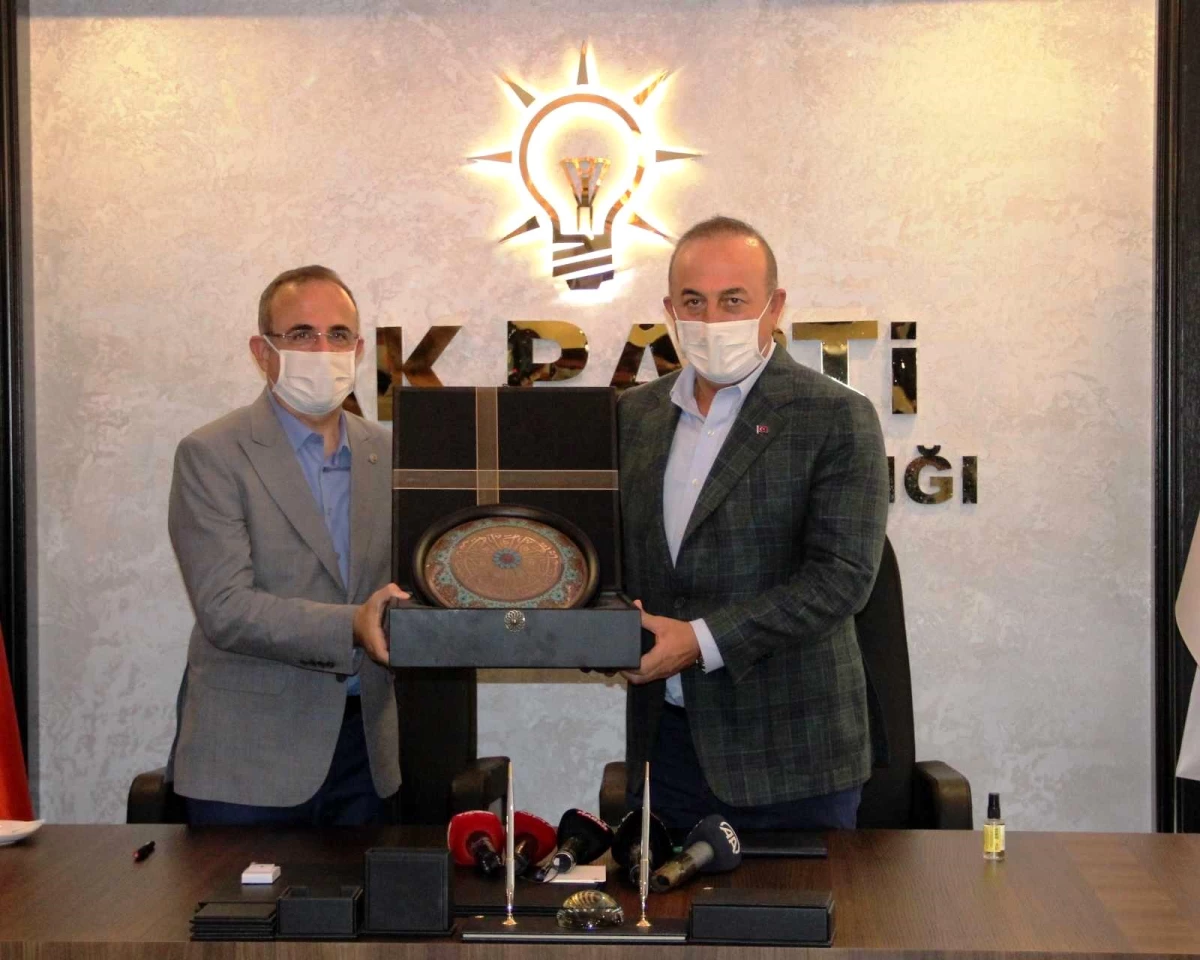Son dakika: Dışişleri Bakanı Çavuşoğlu, AK Parti İzmir İl Başkanlığını ziyaret etti