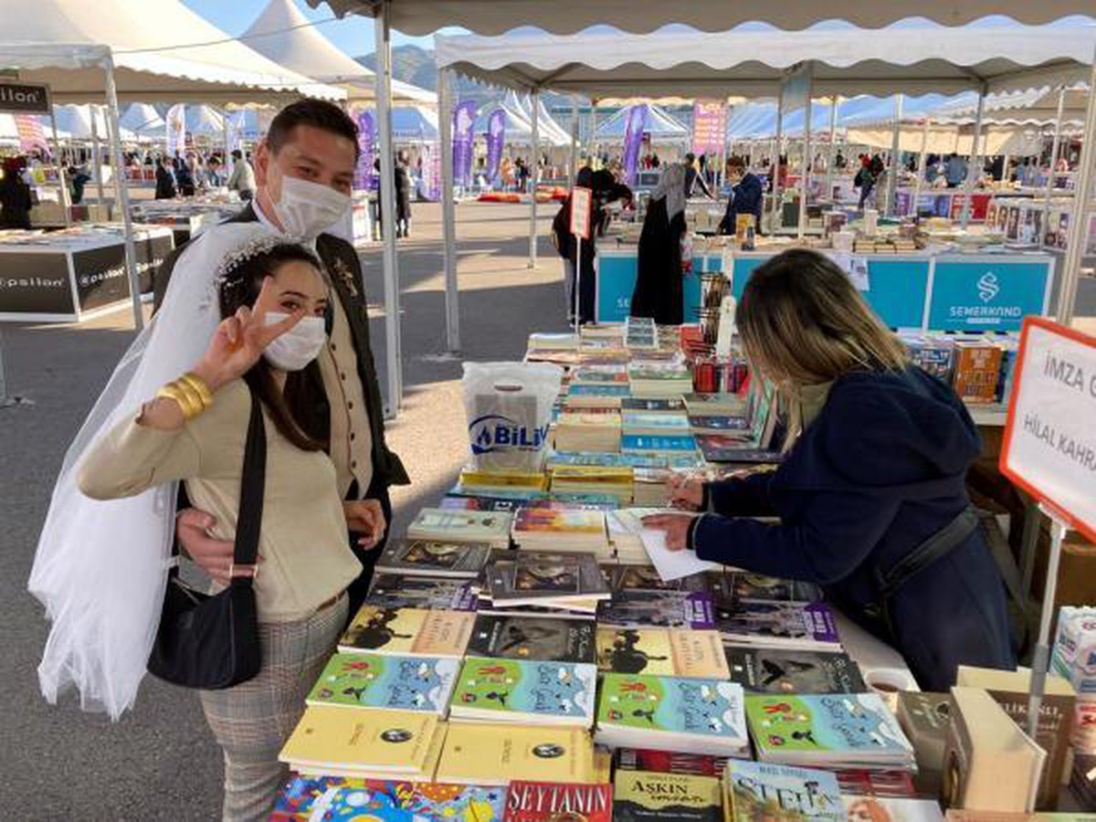 Balayına gitmeden önce Kitap Fuarı\'nı gezdiler