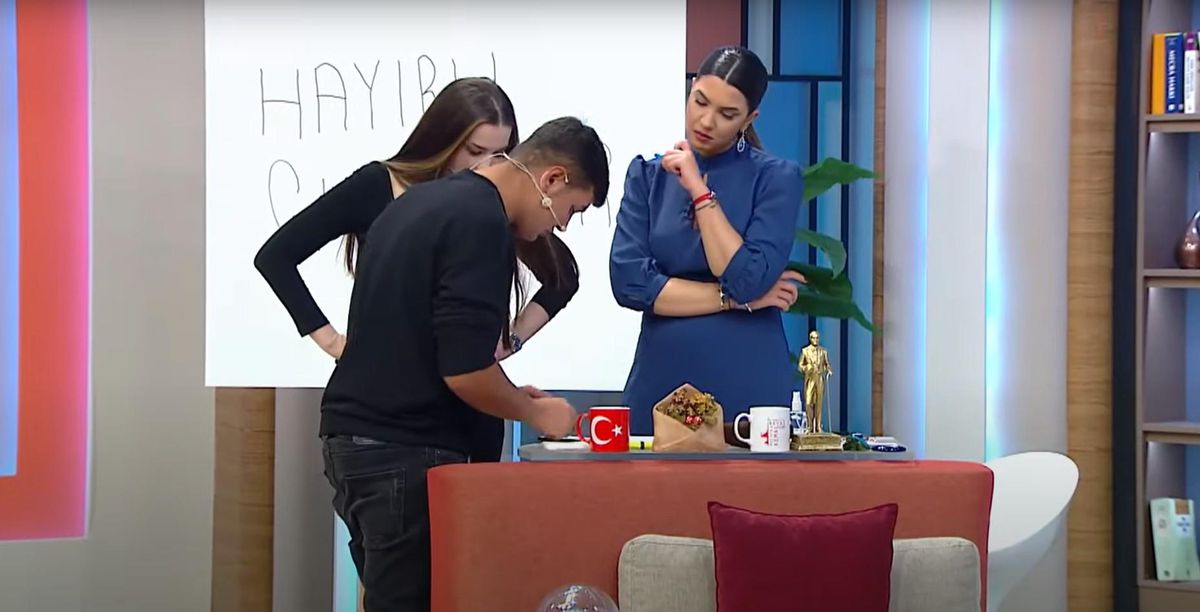 Karısının cinsel içerikli videosunu canlı yayında izleten koca: Eşimi geri kabul ediyorum