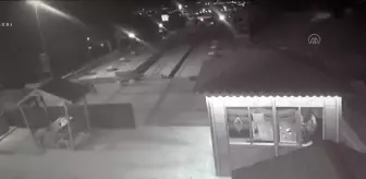 Son dakika... Erzurum'daki toprak kayması güvenlik kamerasına yansıdı