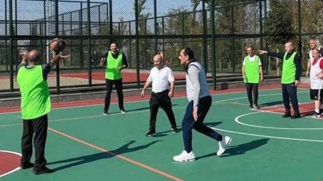 Fahrettin Altun, Cumhurbaşkanı Erdoğan'ın basketbol oynadığı görüntüleri yayınladı