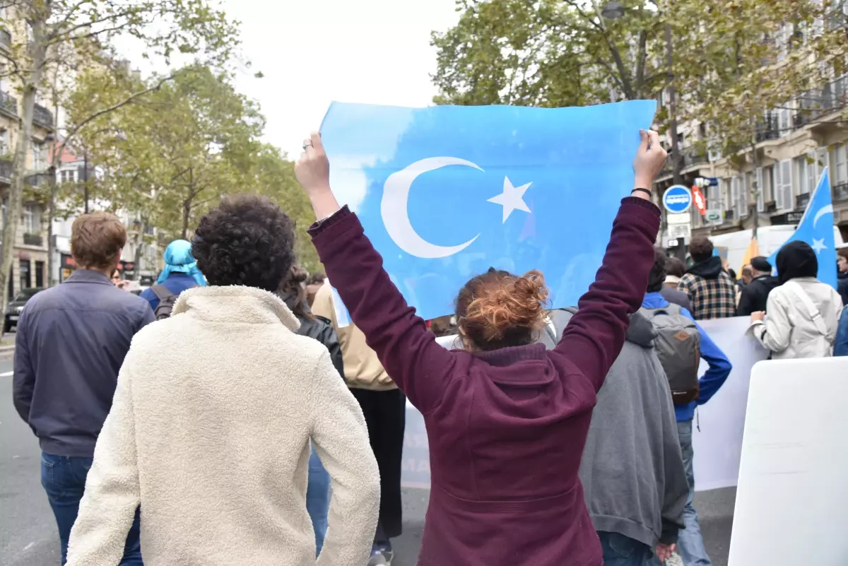 Fransa\'da Uygur Türkleri Çin\'i protesto etti