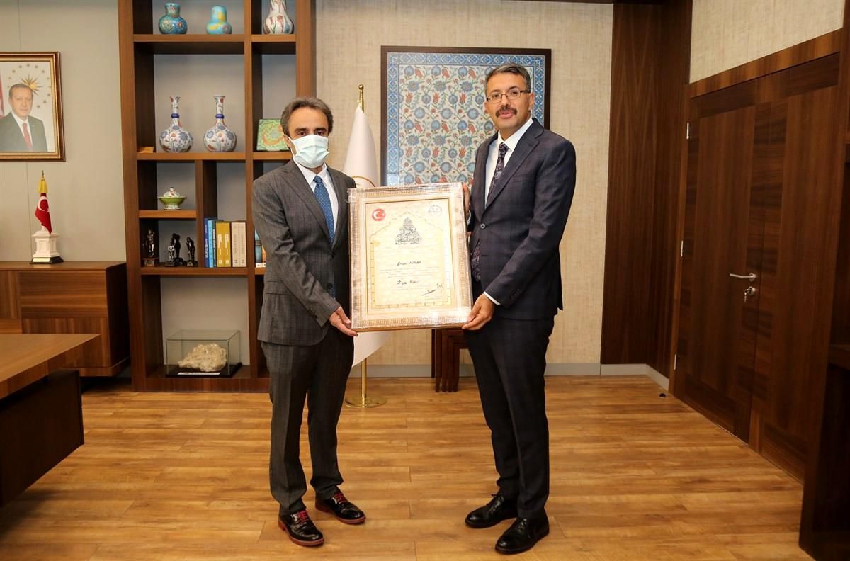 Hayırsever iş insanı Erhan Hisar\'a teşekkür plaketi