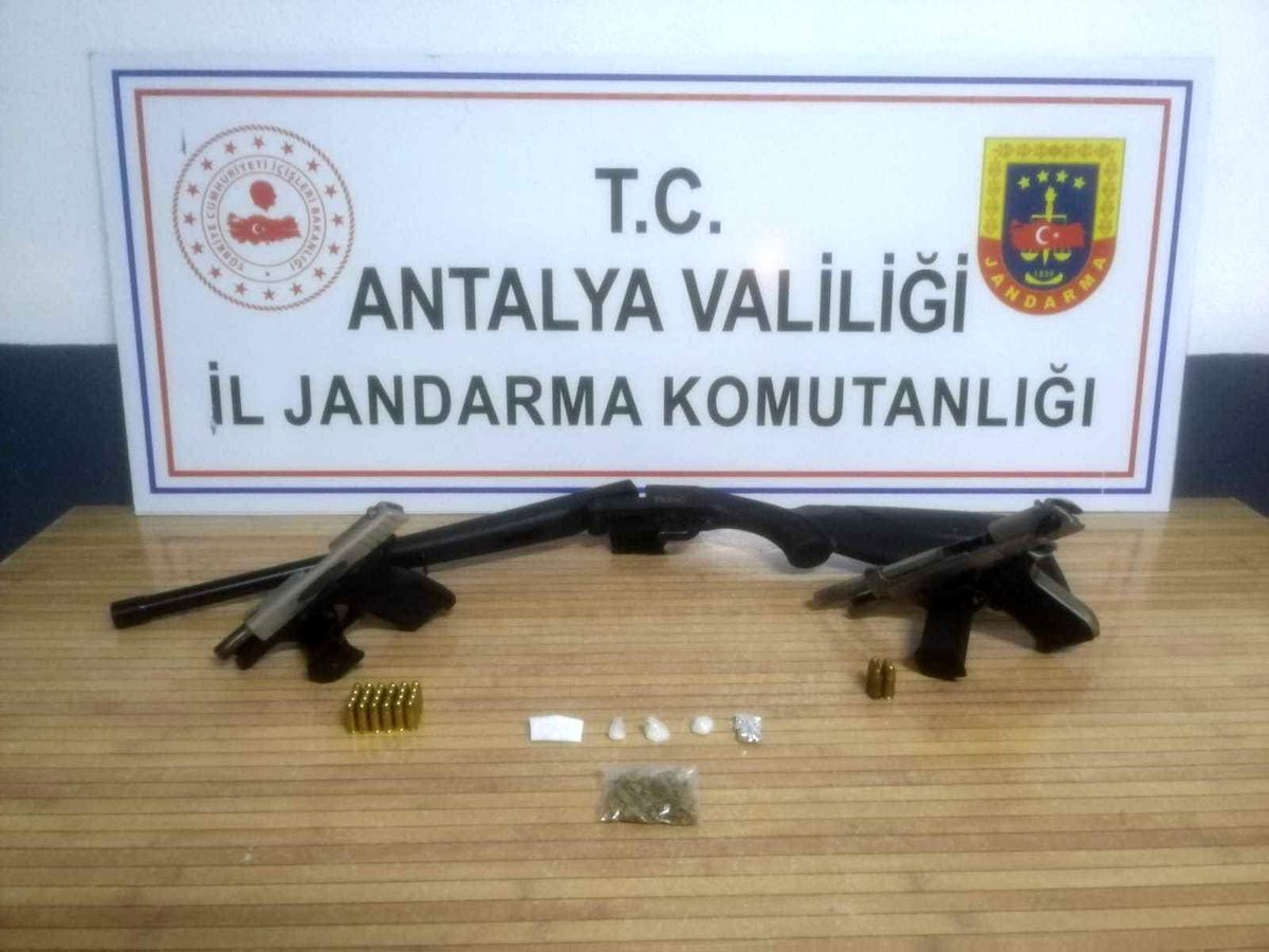 Son dakika haber! İhbar üzerine arama yapılan evde uyuşturucu madde ve silah ele geçirildi