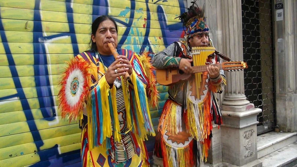 İstiklal Caddesi\'nde Kızılderili kıyafetli sokak müzisyenlerine yoğun ilgi