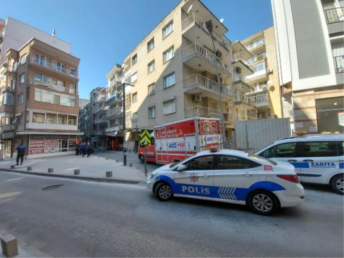 İzmir\'de çatlaklar nedeniyle tahliye edilen binanın sokağı kapatıldı