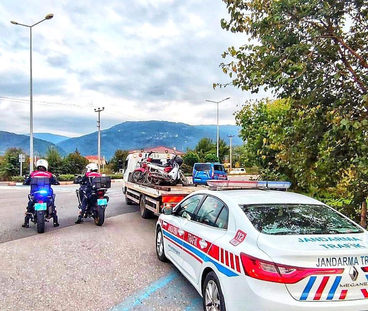 Son dakika: Jandarma kuralsız motosiklet sürücülerine nefes aldırmıyor