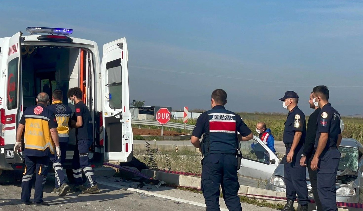 Kamyonet ile otomobil kavşakta çarpıştı: 2 yaralı
