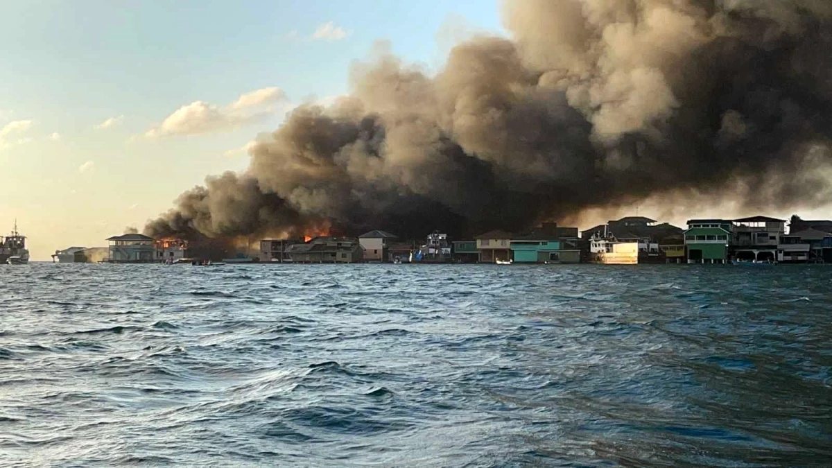 Son dakika haberleri... Karayipler\'deki Guanaja Adası\'nda yangın: 200\'den fazla ev ve iş yeri hasar gördü