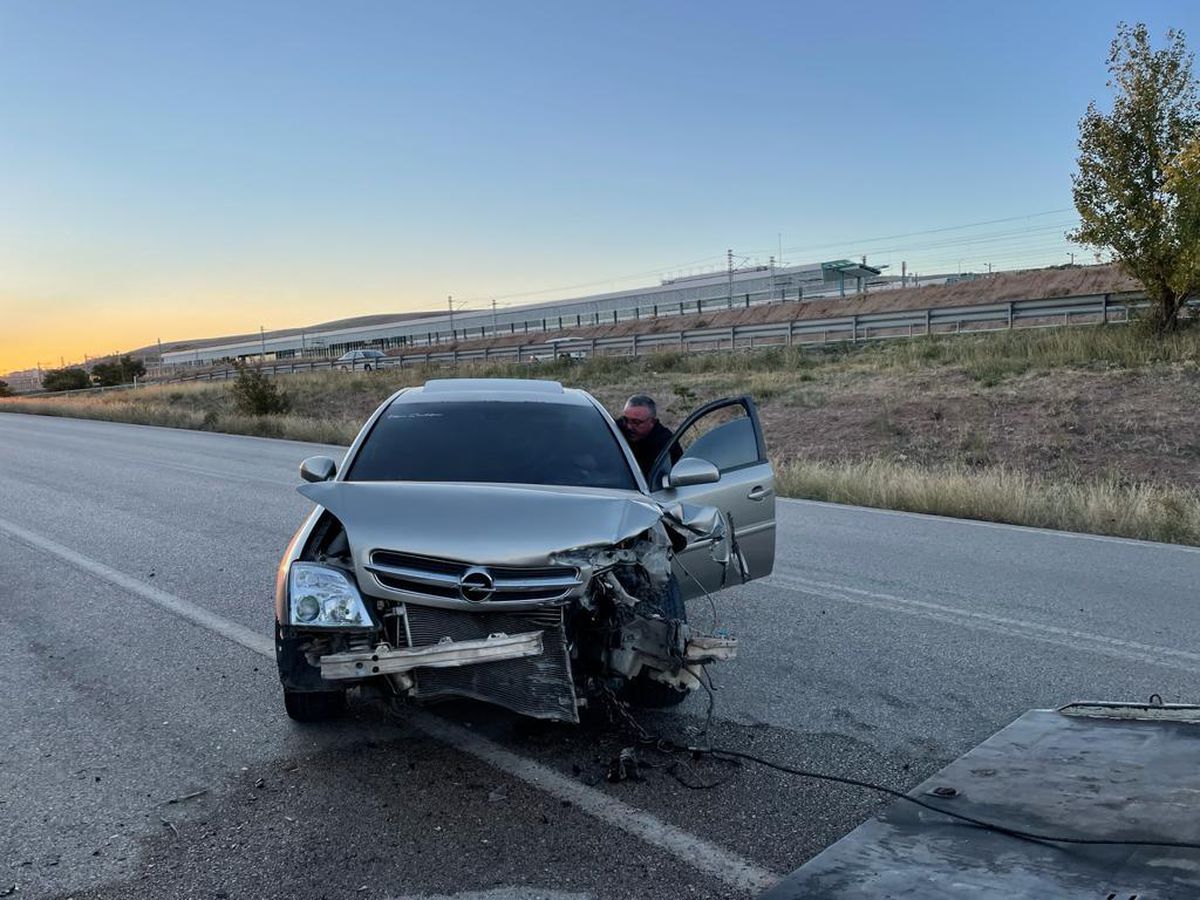 Kırıkkale\'de bariyerlere çarpan otomobildeki 6 kişi yaralandı