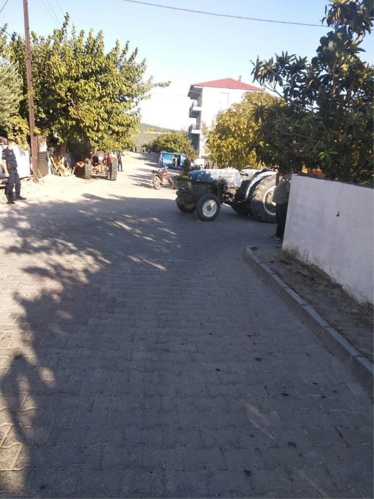 Manisa\'da traktörle motosikletin çarpışması sonucu 1 kişi öldü, 2 kişi yaralandı