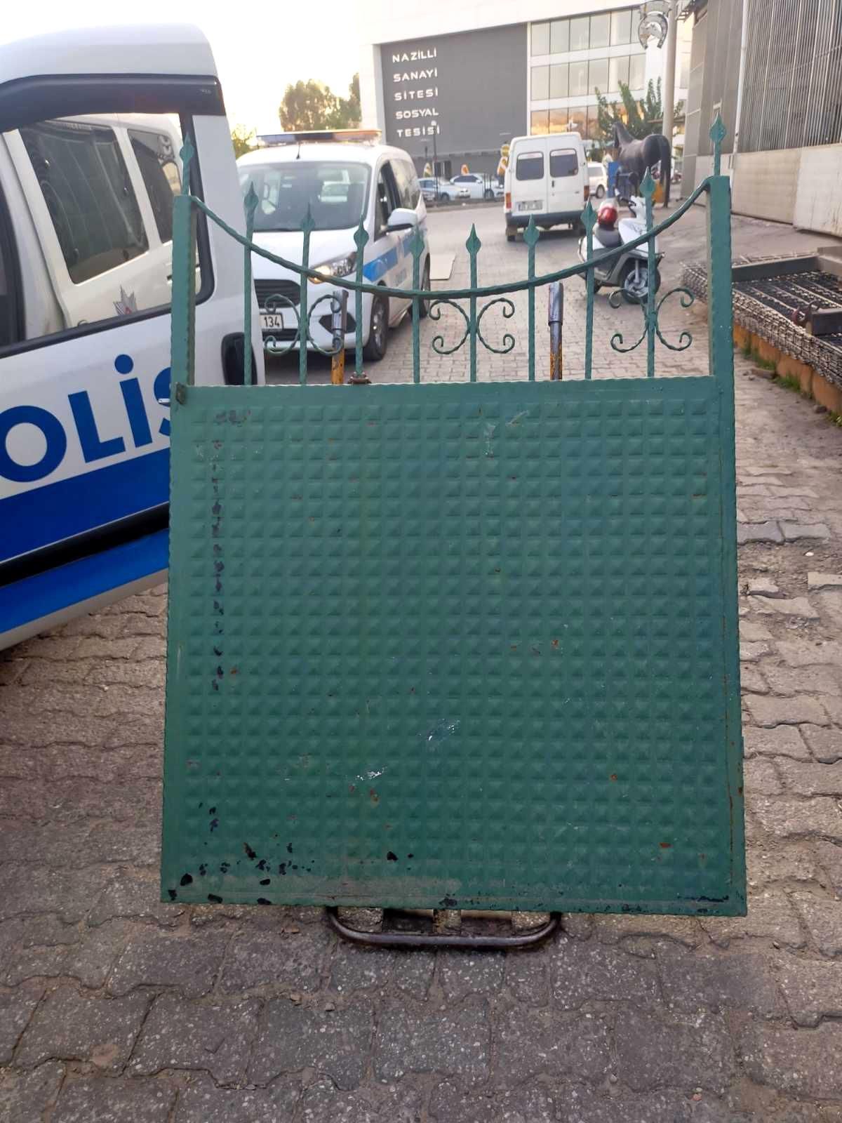 Mezarlığın kapısını çaldılar, satmak isterken suçüstü yakalandılar
