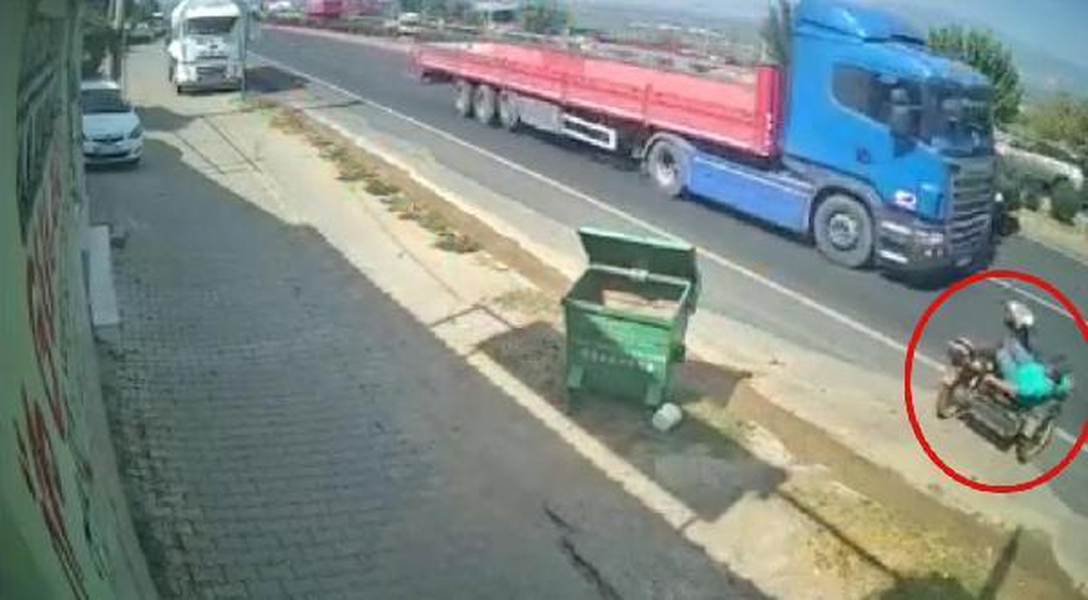 Motosikletin önce konteynere, ardından TIR\'a çarptığı kaza kamerada