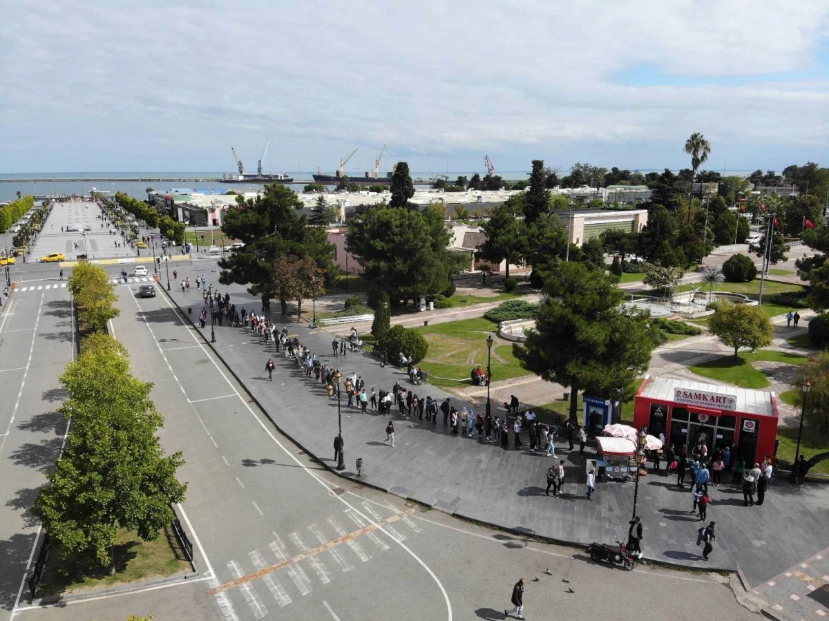 Samkart gişelerinde öğrenci yoğunluğu