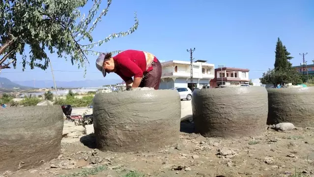 Tandırlar, kadınların çamurlu ellerinde şekilleniyor Tandırlar, kadınların çamurlu ellerinde şekilleniyor