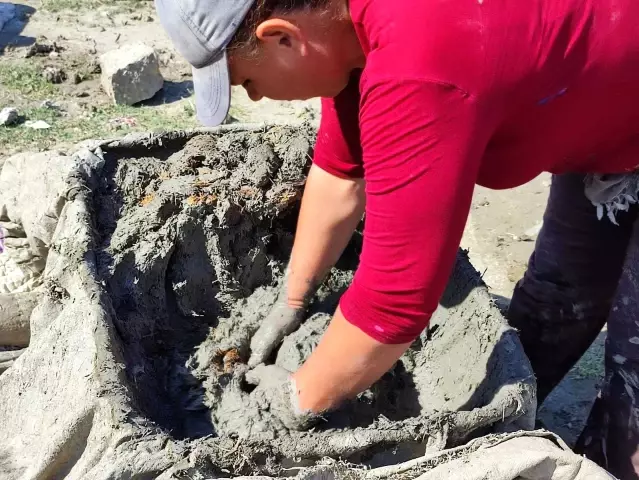 Tandırlar, kadınların çamurlu ellerinde şekilleniyor Tandırlar, kadınların çamurlu ellerinde şekilleniyor