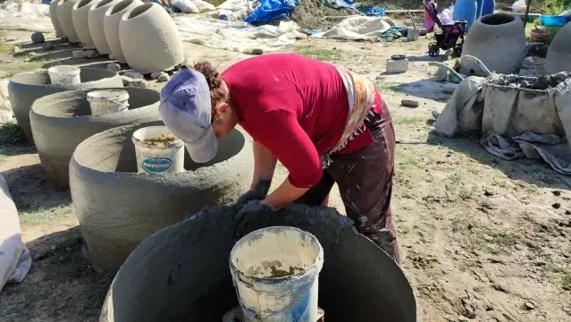 Tandırlar, kadınların çamurlu ellerinde şekilleniyor Tandırlar, kadınların çamurlu ellerinde şekilleniyor