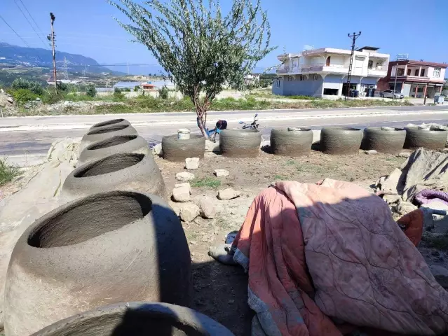 Tandırlar, kadınların çamurlu ellerinde şekilleniyor Tandırlar, kadınların çamurlu ellerinde şekilleniyor