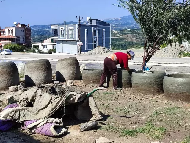Tandırlar, kadınların çamurlu ellerinde şekilleniyor Tandırlar, kadınların çamurlu ellerinde şekilleniyor