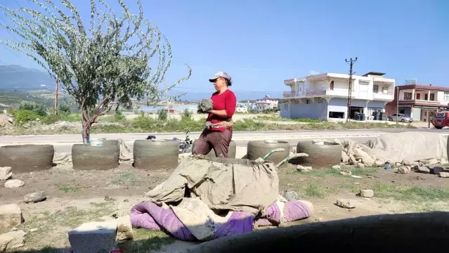 Tandırlar, kadınların çamurlu ellerinde şekilleniyor Tandırlar, kadınların çamurlu ellerinde şekilleniyor