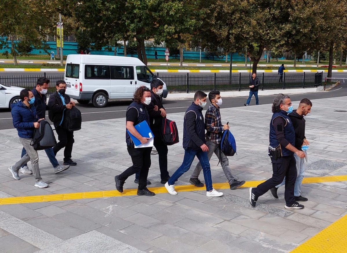 Yunanistan\'a kaçmaya çalışan 5 FETÖ üyesinden 4\'ü tutuklandı