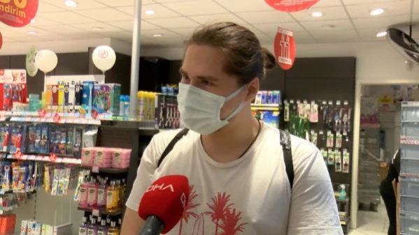 Topal taklidi ve bay�lma numaras� yapan kedi, m��terilere mama ald�r�yor