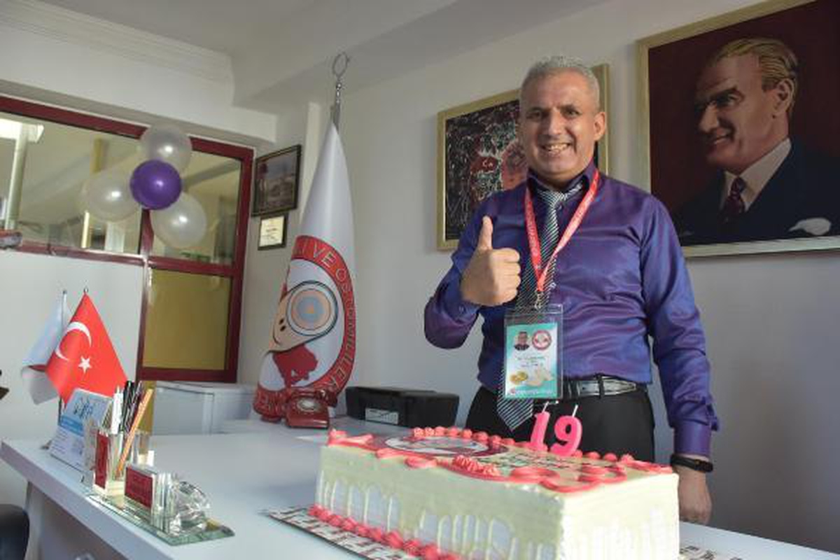 3 kez kanseri yendi, \'stoma torbası\'na doğum günü partisi düzenledi