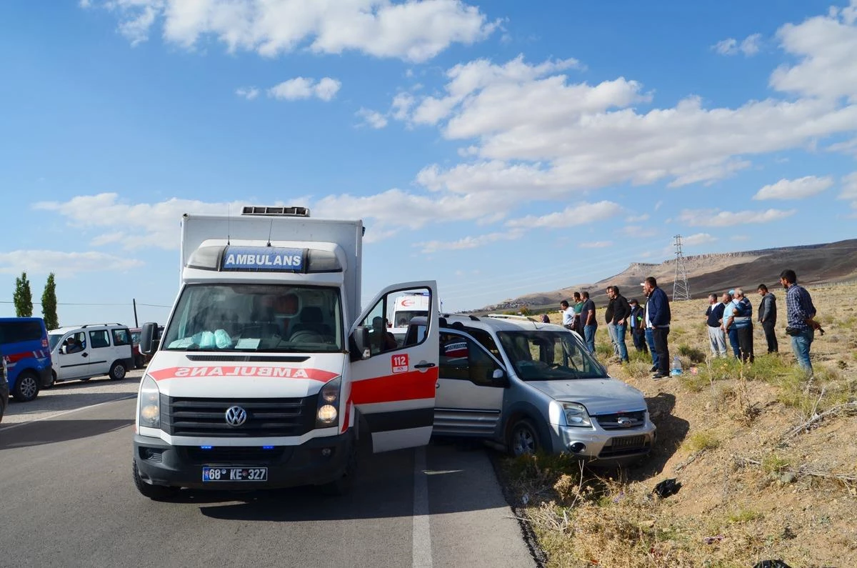 Aksaray\'da hafif ticari araç ile otomobilin çarpışması sonucu 6 kişi yaralandı