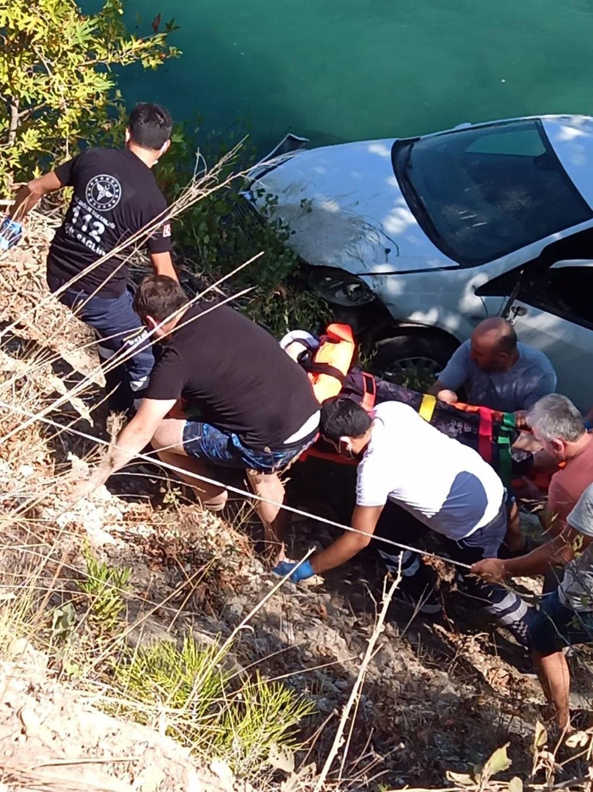 Antalya\'da ırmağa düşen otomobildeki 2 kişi yaralandı