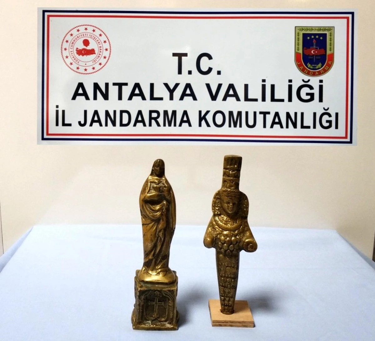 Antalya\'da Meryem Ana ve Tanrıça Artemis\'in altın heykeli ele geçirildi