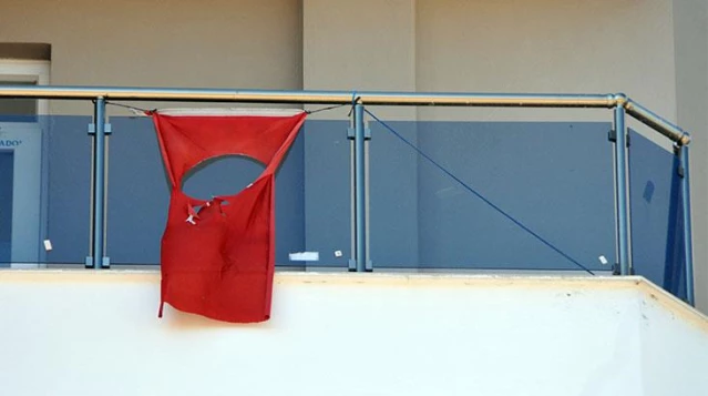 Balkonun demirlerine ay ve yıldızı kesilmiş Türk bayrağı astılar! İhbar üzerine ekipler harekete geçti